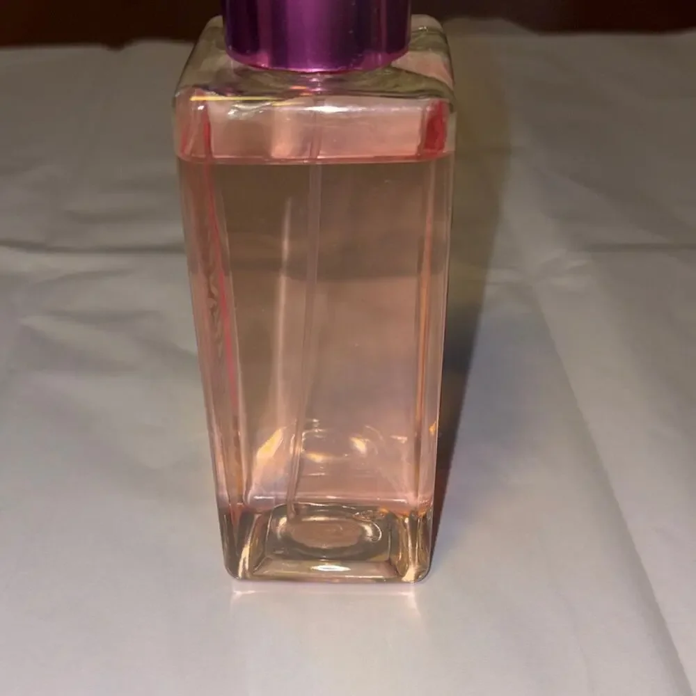 Victoria’s Secret HOT FOR PINK Body Mist 8.4 oz Wild Berry and Honeysuckle